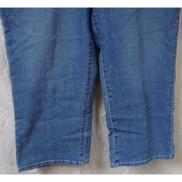 Riders By Lee Womens 12M Mid Rise Stretch Light Wash Capri Denim Shorts 32x21 - Picture 5 of 11